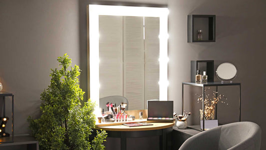 Daylight vs. Warm Light: Choosing the Right LED Mirror for Makeup